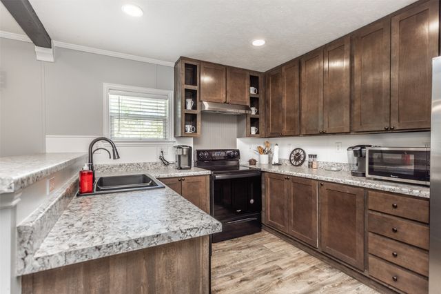 100 Shawnee Trail Road, Whitesboro, TX 76273