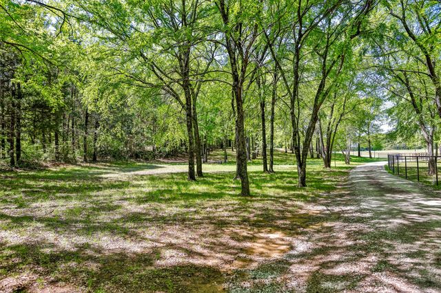 100 Shawnee Trail Road, Whitesboro, TX 76273