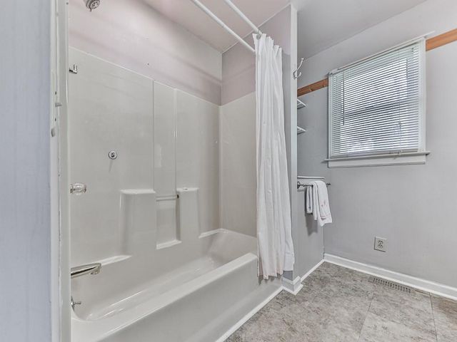 1043 Oakdale Drive SE, Smyrna, GA 30080