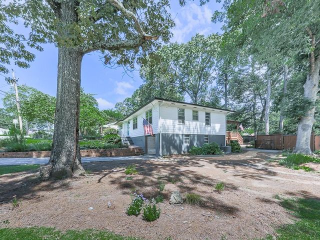 1043 Oakdale Drive SE, Smyrna, GA 30080