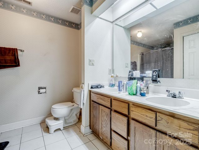 9435 Kings Falls Drive, Charlotte, NC 28210