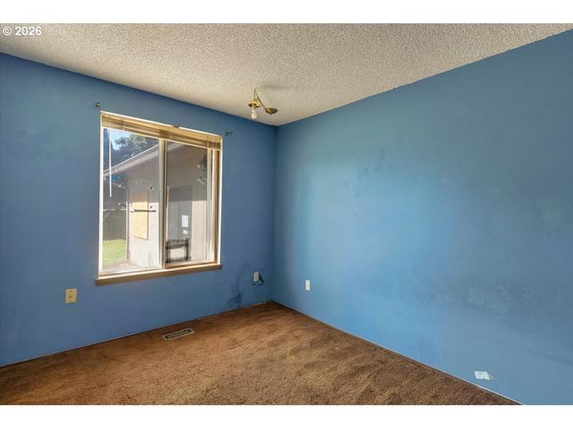 8621 Se STRAWBERRY Ln, Milwaukie, OR 97267