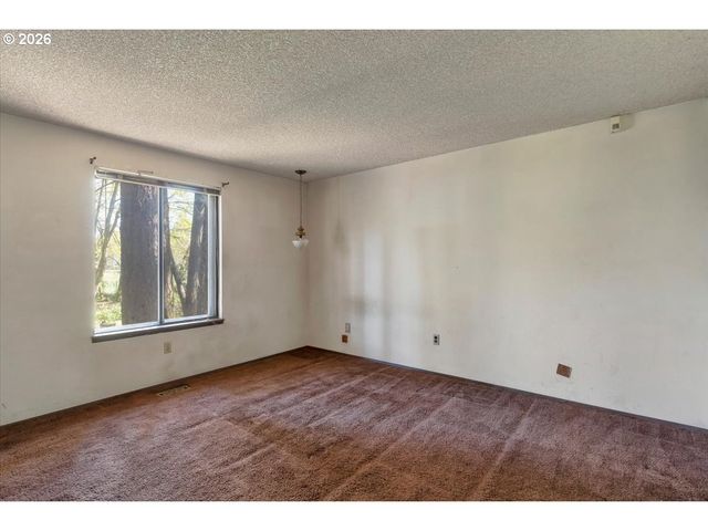 8621 Se STRAWBERRY Ln, Milwaukie, OR 97267