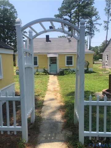 41 Hobday St, Mathews, VA 23128