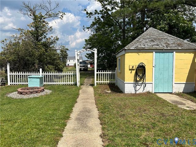 41 Hobday St, Mathews, VA 23128