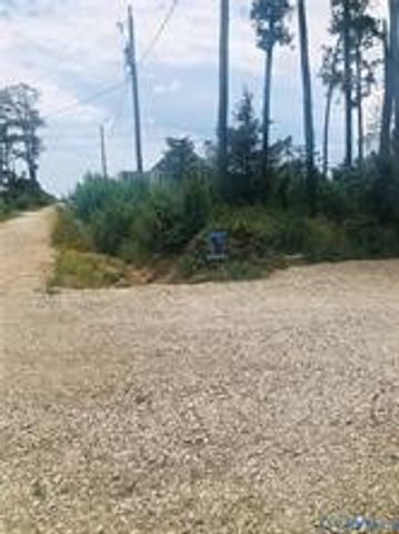 41 Hobday St, Mathews, VA 23128