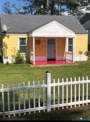 41 Hobday St, Mathews, VA 23128