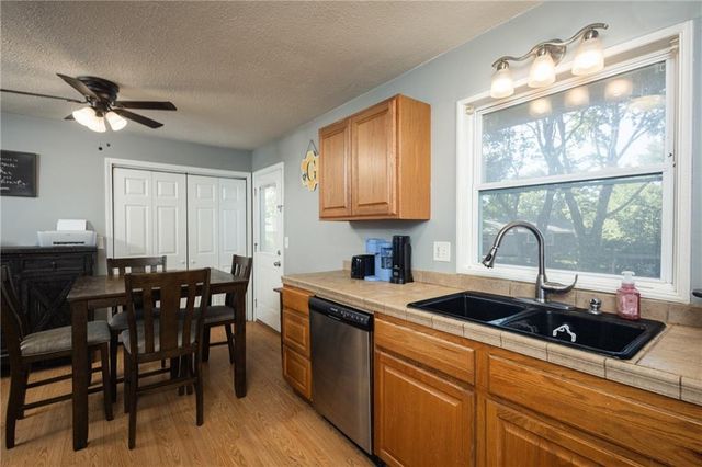 122 SE Moore Street, Blue Springs, MO 64014