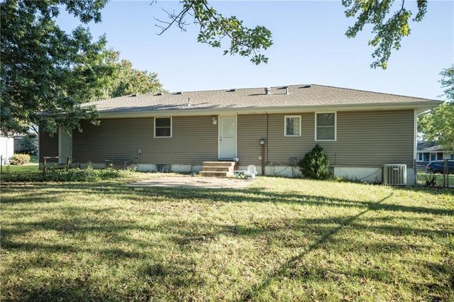 122 SE Moore Street, Blue Springs, MO 64014