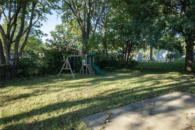 122 SE Moore Street, Blue Springs, MO 64014