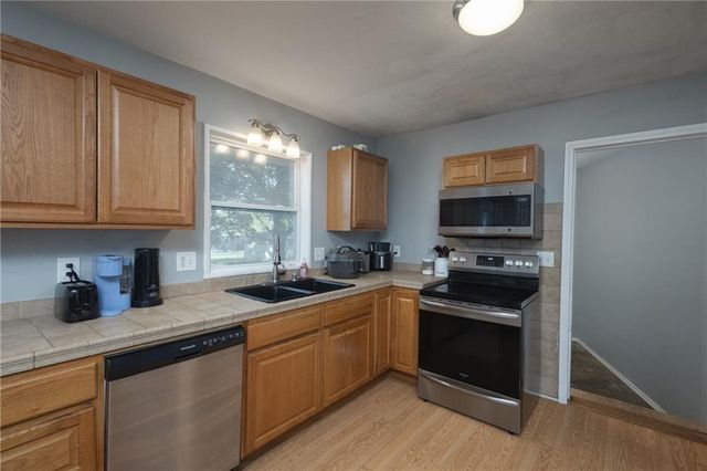 122 SE Moore Street, Blue Springs, MO 64014