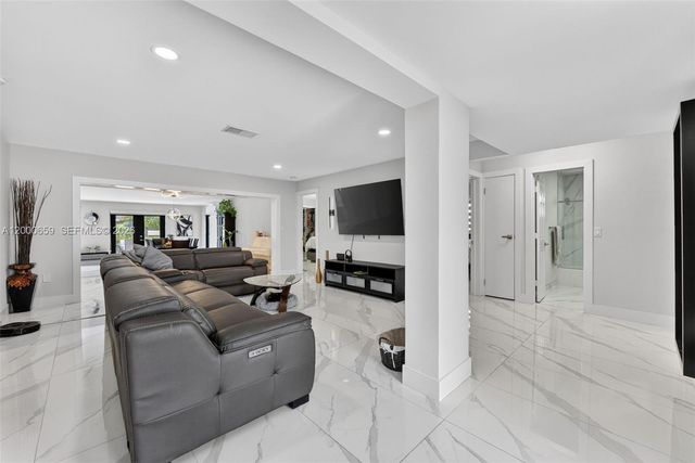 2051 NW 93rd Ln, Sunrise, FL 33322