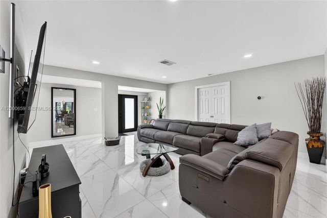 2051 NW 93rd Ln, Sunrise, FL 33322