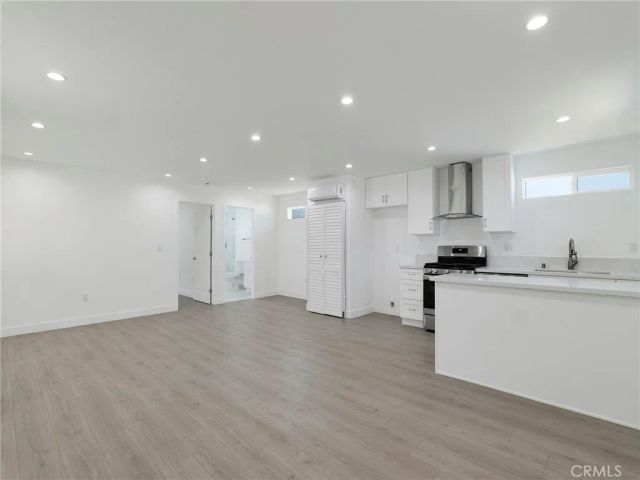 10018 N Aqueduct Ave, North Hills, CA 91343