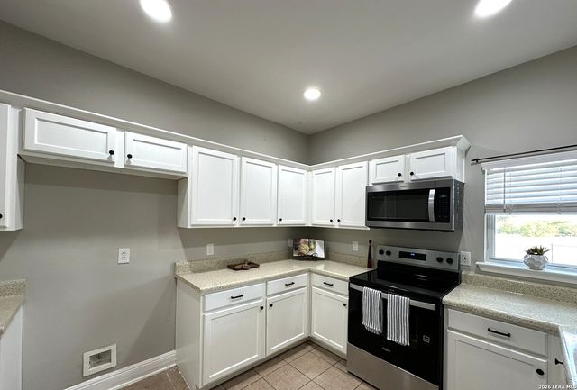 173 WHITEWING WAY, Floresville, TX 78114