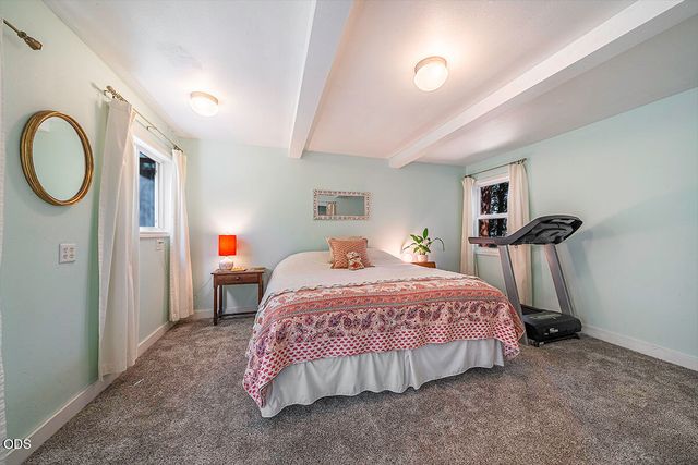 1000 Ivy Lane, Ashland, OR 97520