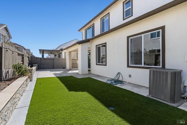 845 Cosmos Dr, Vacaville, CA 95687