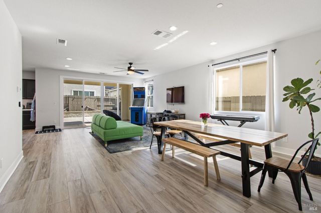 845 Cosmos Dr, Vacaville, CA 95687