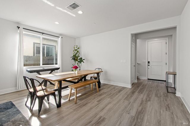 845 Cosmos Dr, Vacaville, CA 95687