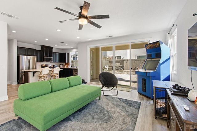 845 Cosmos Dr, Vacaville, CA 95687