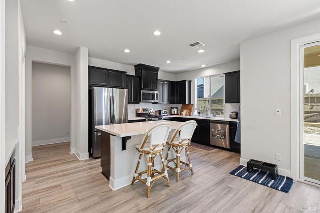 845 Cosmos Dr, Vacaville, CA 95687