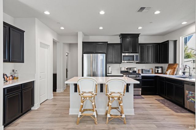 845 Cosmos Dr, Vacaville, CA 95687