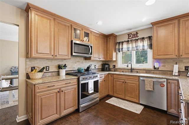 1817 Deer View Court, Howell, MI 48843