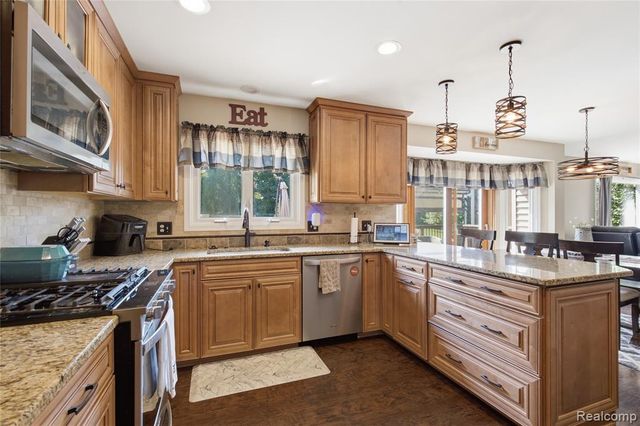 1817 Deer View Court, Howell, MI 48843