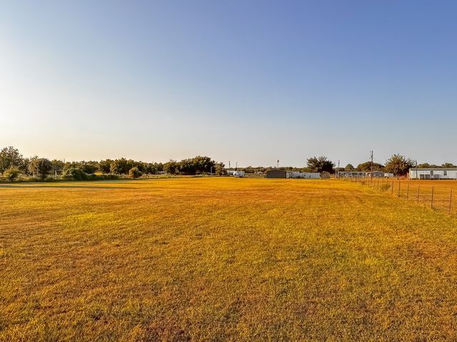350 Summerfield Court E, Springtown, TX 76082
