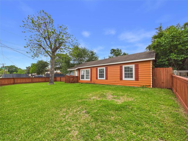 1213 W Sidnor Street, Alvin, TX 77511