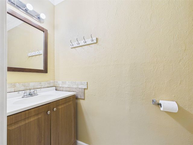 1213 W Sidnor Street, Alvin, TX 77511