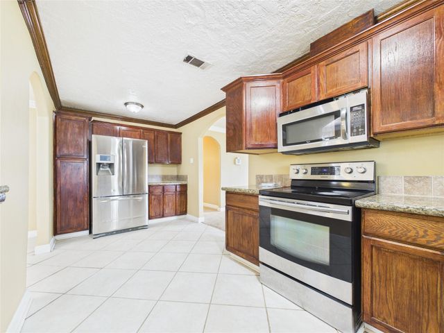 1213 W Sidnor Street, Alvin, TX 77511
