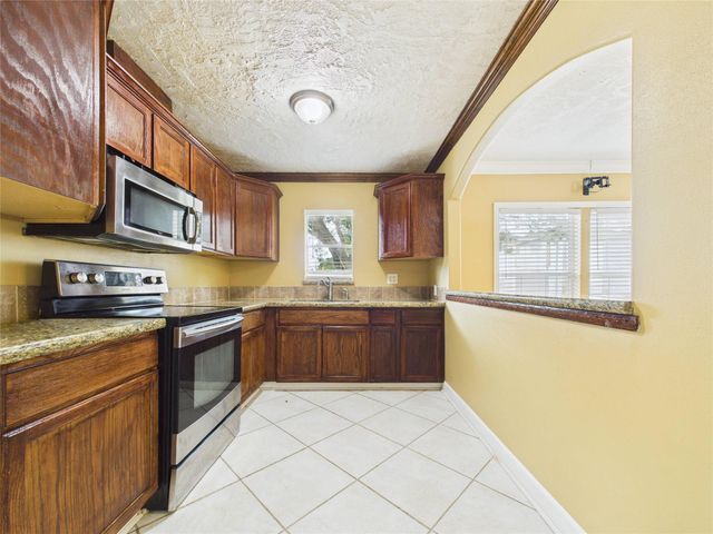 1213 W Sidnor Street, Alvin, TX 77511