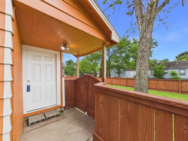 1213 W Sidnor Street, Alvin, TX 77511