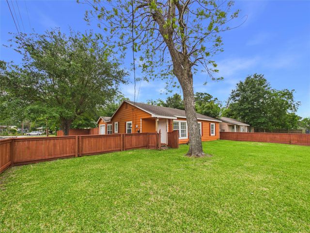 1213 W Sidnor Street, Alvin, TX 77511