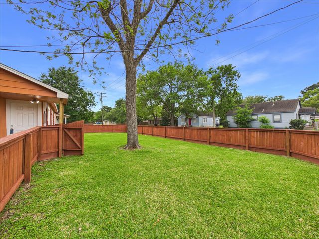 1213 W Sidnor Street, Alvin, TX 77511