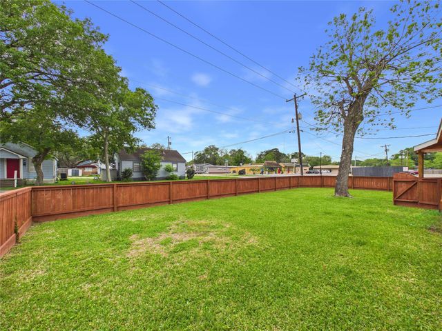 1213 W Sidnor Street, Alvin, TX 77511