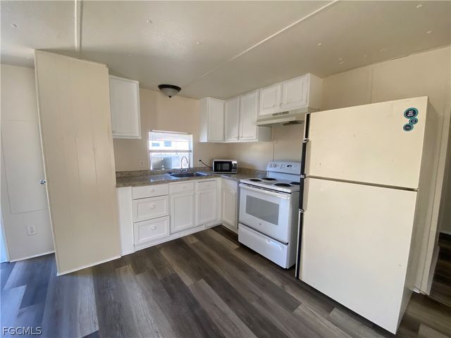 7877 Suncoast DR, North Fort Myers, FL 33917