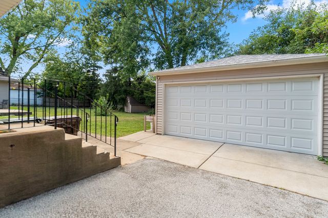 18516 Clyde Road, Homewood, IL 60430