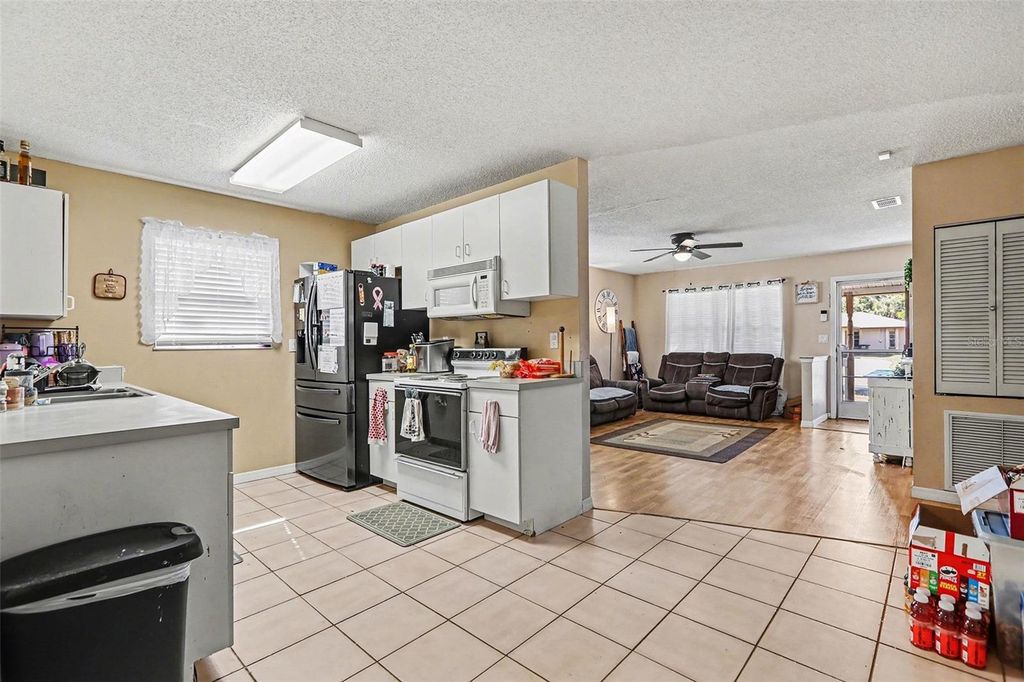 Image 11 of property listing at 2015 22ND STREET W, Bradenton, FL 34205