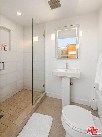 131 Roma Court, Marina Del Rey, CA 90292