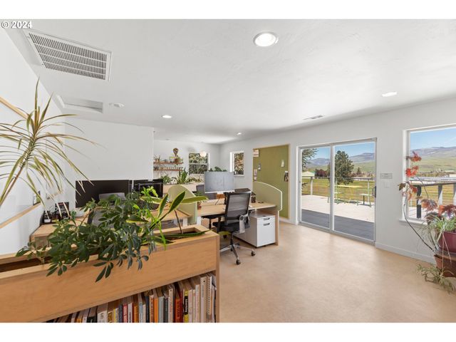621 A St, Ashland, OR 97520