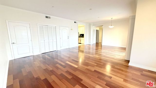 956 S Wilton Place 401, Los Angeles, CA 90019