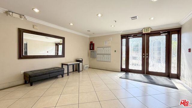 956 S Wilton Place 401, Los Angeles, CA 90019