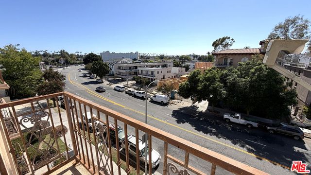 956 S Wilton Place 401, Los Angeles, CA 90019