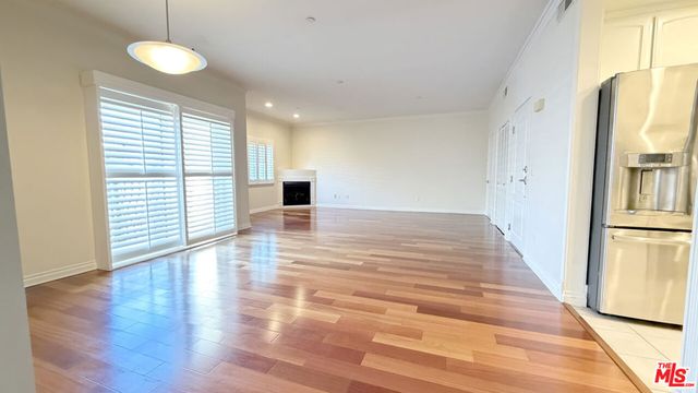 956 S Wilton Place 401, Los Angeles, CA 90019
