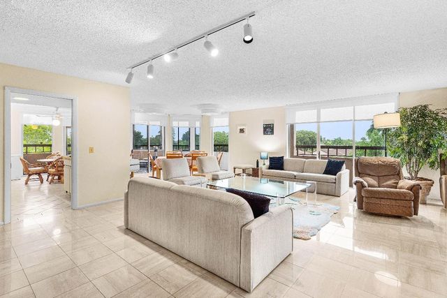 4702 Fountains Drive 408, Lake Worth, FL 33467