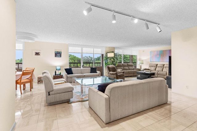 4702 Fountains Drive 408, Lake Worth, FL 33467