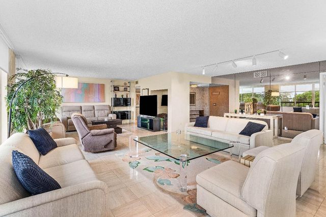 4702 Fountains Drive 408, Lake Worth, FL 33467