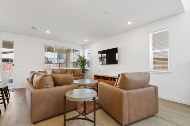 5254 Oceanside Dr, Sacramento, CA 95835